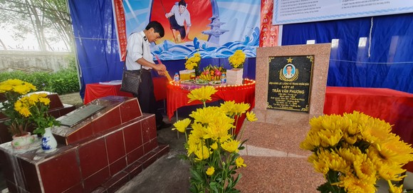 Dâng hương tưởng nhớ 64 anh hùng liệt sĩ Gạc Ma ảnh 11