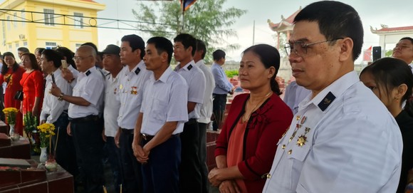 Dâng hương tưởng nhớ 64 anh hùng liệt sĩ Gạc Ma ảnh 12