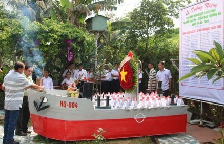 Dâng hương tưởng nhớ 64 anh hùng liệt sĩ Gạc Ma ảnh 4
