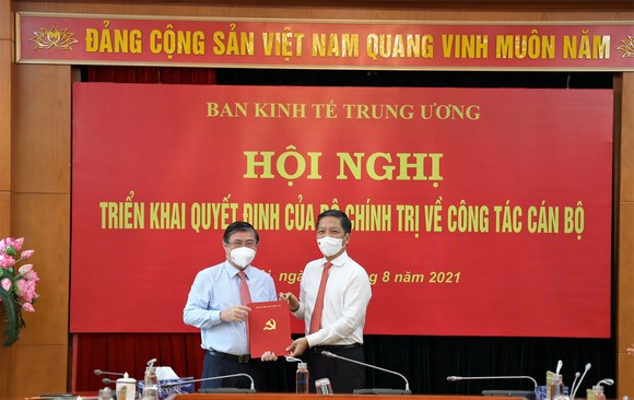 Trao quyết định Phó Trưởng Ban Kinh tế Trung ương cho đồng chí Nguyễn Thành Phong ảnh 1