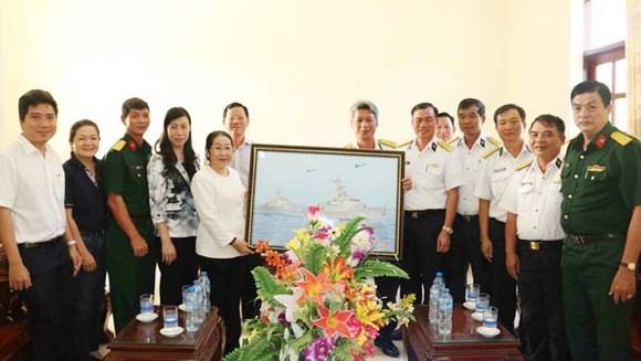 Thành ủy TPHCM thăm, tặng quà Vùng 5 Hải quân ảnh 1