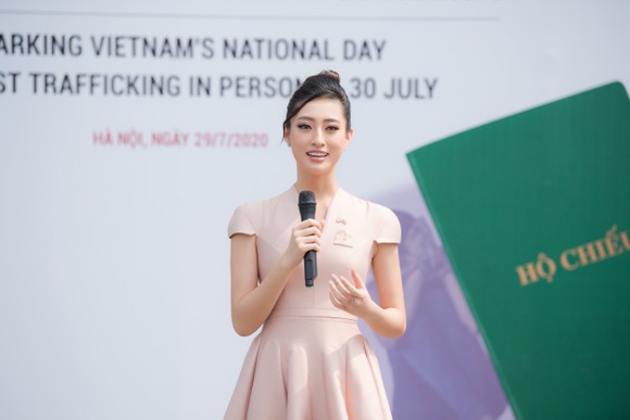 Hoa hậu Lương Thuỳ Linh đồng hành cùng Đại sứ quán Anh phòng, chống buôn bán người ảnh 2