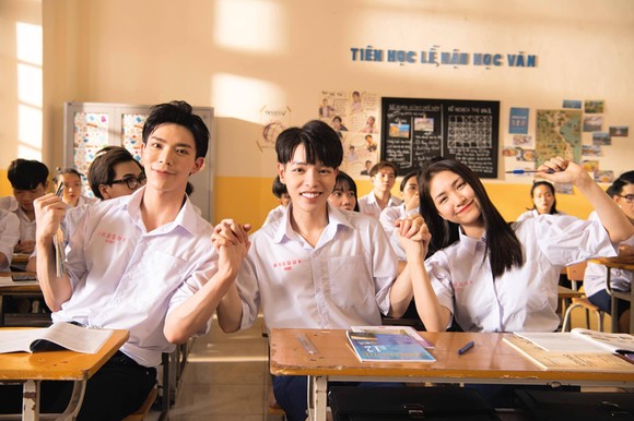 Đức Phúc bùng nổ với MV 'Người ơi người ở đừng về' ảnh 11