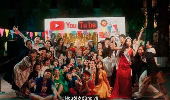 Đức Phúc bùng nổ với MV 'Người ơi người ở đừng về' ảnh 14