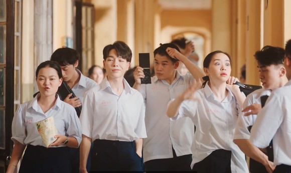 Đức Phúc bùng nổ với MV 'Người ơi người ở đừng về' ảnh 6