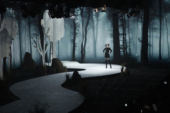 Khánh Vân, Lan Khuê, Lương Thuỳ Linh, Tường San khai mạc Vietnam Runway Fashion Week 2020 ảnh 7