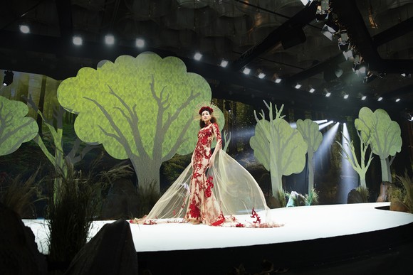 Khánh Vân, Lan Khuê, Lương Thuỳ Linh, Tường San khai mạc Vietnam Runway Fashion Week 2020 ảnh 4
