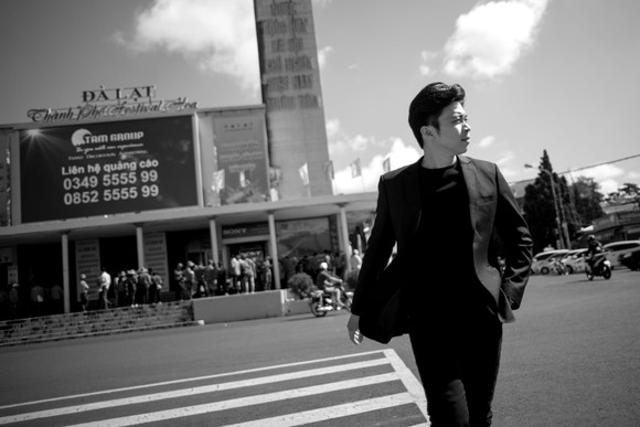 Tung bộ ảnh lịch lãm, Lân Nhã tuyên bố phát hành album vật lý đầu tiên trong sự nghiệp ảnh 1