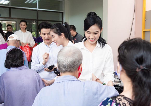 Chuyến từ thiện đầu tiên của Tân Hoa hậu Đỗ Thị Hà ảnh 1