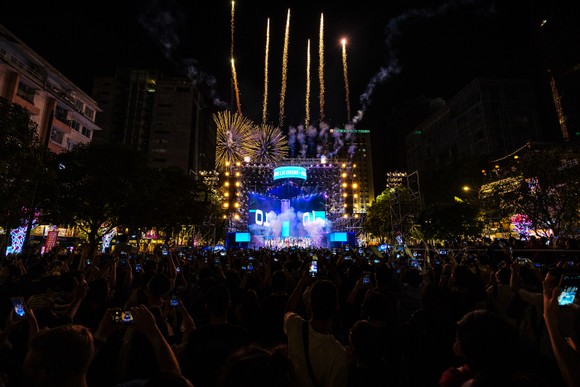 Dàn sao đình đám hội tụ tại lễ hội Countdown Lights 2021 ở phố đi bộ ảnh 2