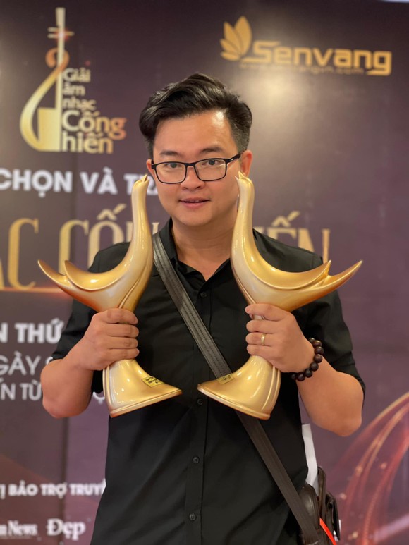 Nguyễn Minh Cường dàn dựng tiết mục hợp xướng 30 người “Hoa nở không màu” cùng tiếng hát Barry Nam Bảo ảnh 1