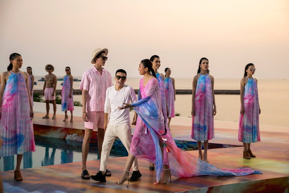 Dàn hoa hậu, á hậu bay bổng trong bộ sưu tập 'Daydreamer' tại Fashion Voyage ảnh 1