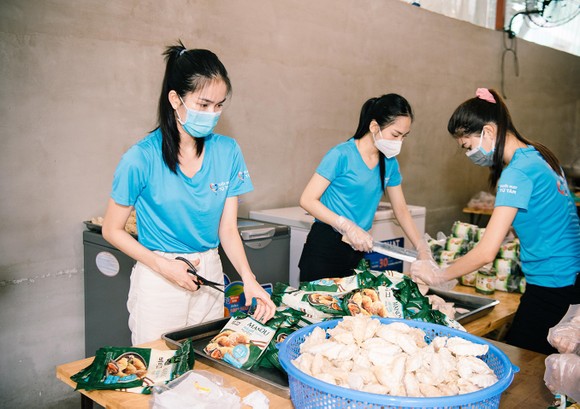 Hoa Hậu Hà Kiều Anh, Đỗ Hà, Lương Thuỳ Linh "tiếp lửa" cùng người dân TPHCM chống dịch ảnh 2