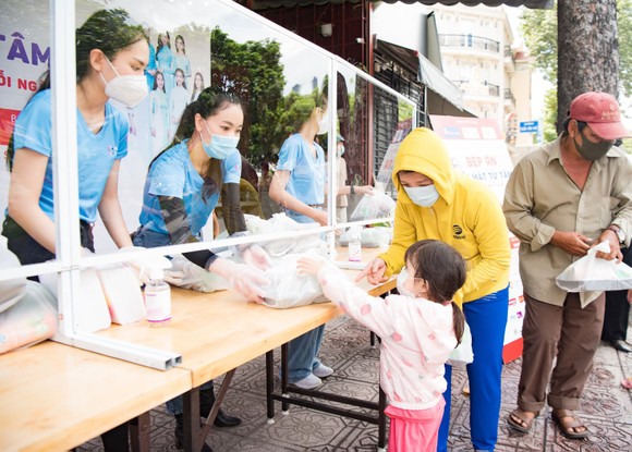 Hoa Hậu Hà Kiều Anh, Đỗ Hà, Lương Thuỳ Linh "tiếp lửa" cùng người dân TPHCM chống dịch ảnh 3