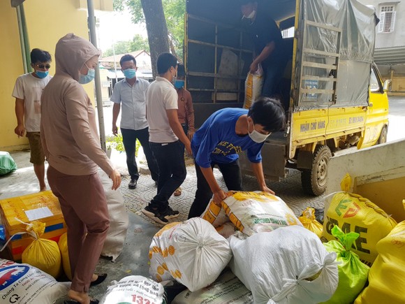 TPHCM tiếp nhận 5 tấn lương thực, thực phẩm từ người dân Huế ảnh 3