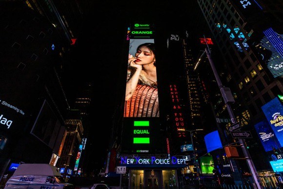 Vừa ra mắt MV mới, Orange xuất hiện trên billboard Quảng trường Thời đại (Mỹ) ảnh 4