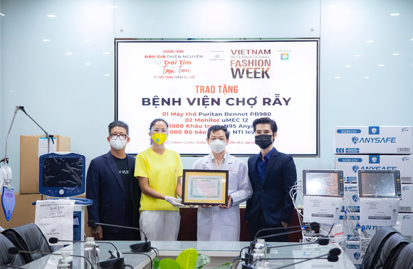 Trao tặng máy thở, vật tư y tế hỗ trợ bệnh nhân Covid-19 tại Bệnh viện Chợ Rẫy ảnh 1