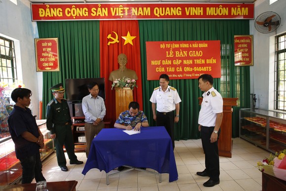 Tiếp cứu 33 ngư dân Quảng Nam gặp nạn ở Trường Sa vào bờ an toàn ảnh 3