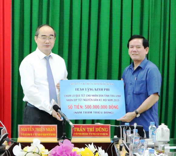 Bí thư Thành ủy TPHCM Nguyễn Thiện Nhân thăm, tặng quà tết ở Trà Vinh ảnh 3