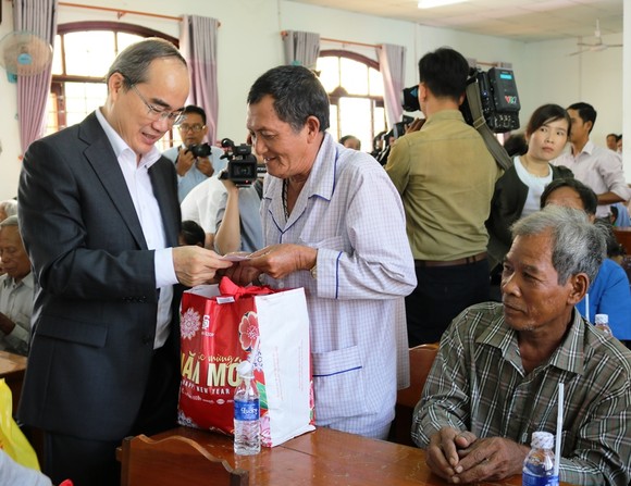 Bí thư Thành ủy TPHCM Nguyễn Thiện Nhân thăm, tặng quà tết ở Trà Vinh ảnh 1