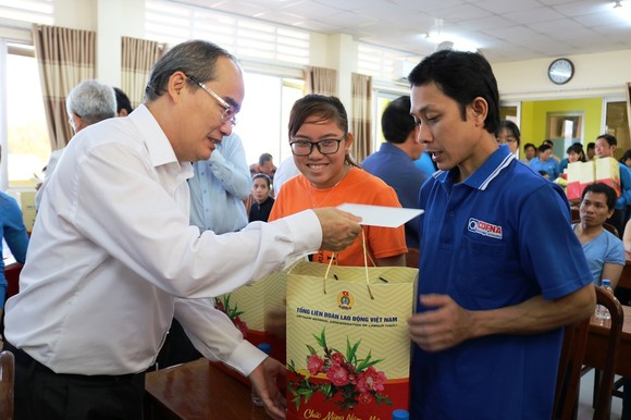 Bí thư Thành ủy TPHCM Nguyễn Thiện Nhân thăm, tặng quà tết ở Trà Vinh ảnh 2