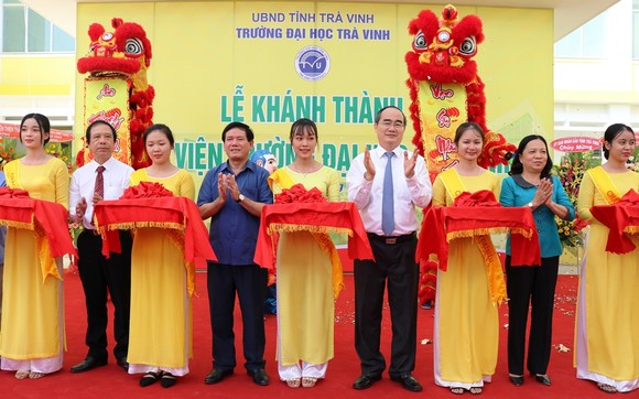 Bí thư Thành ủy TPHCM Nguyễn Thiện Nhân thăm, tặng quà tết ở Trà Vinh ảnh 4