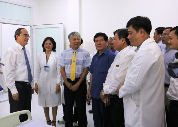 Bí thư Thành ủy TPHCM Nguyễn Thiện Nhân thăm, tặng quà tết ở Trà Vinh ảnh 5