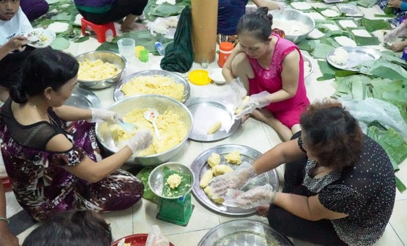 Một ngôi chùa ở Vĩnh Long gói 10.000 đòn bánh tét gửi đồng bào miền Trung ảnh 1