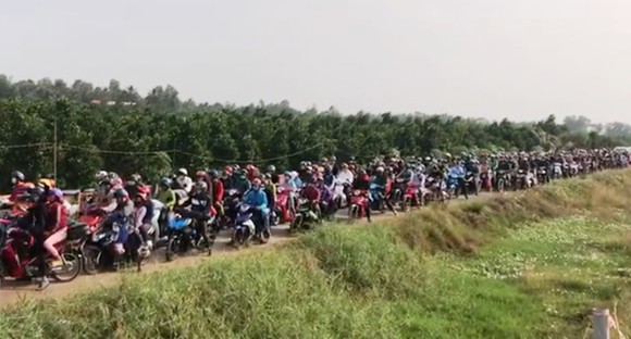 Nhiều xe đi vào đường nhánh dọc cao tốc Trung Lương – Mỹ Thuận nhằm tránh kẹt xe ảnh 1