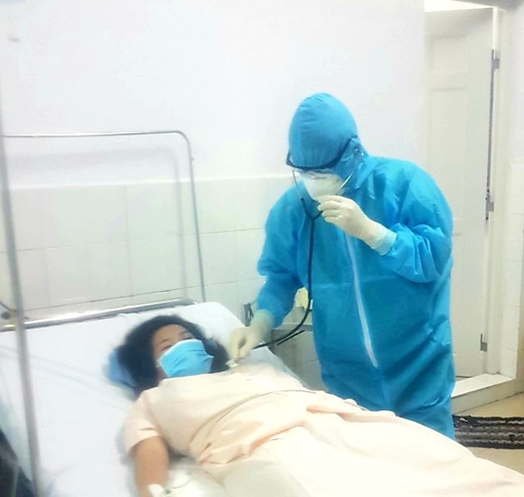 Sản phụ nghi mắc Covid-19 được phẫu thuật 'mẹ tròn con vuông' ảnh 1