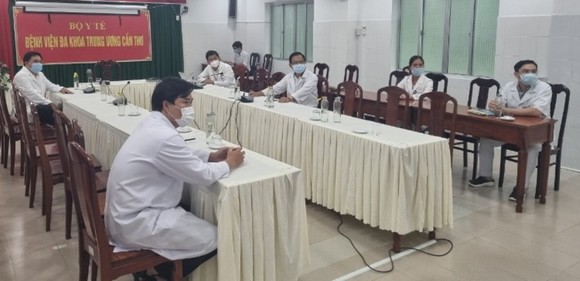 Cứu sống mẹ con sản phụ mắc Covid-19, suy hô hấp nặng ảnh 1