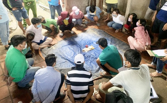Tạm giữ 13 đối tượng lắc tài xỉu ăn tiền trong mùa dịch ảnh 1