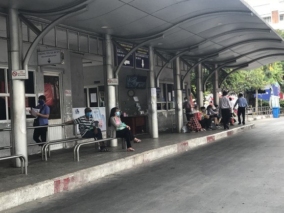 Bến xe vắng khách ảnh 2