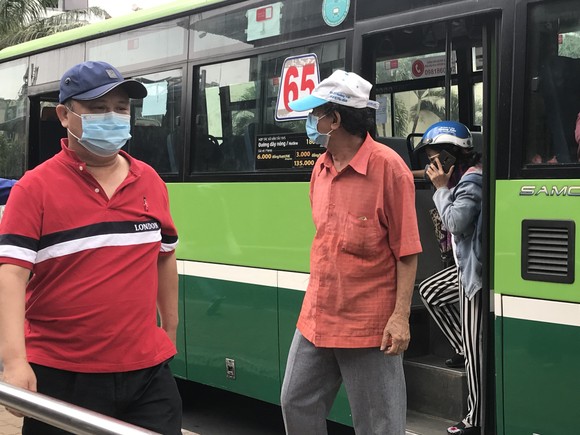 Bến xe vắng khách ảnh 1