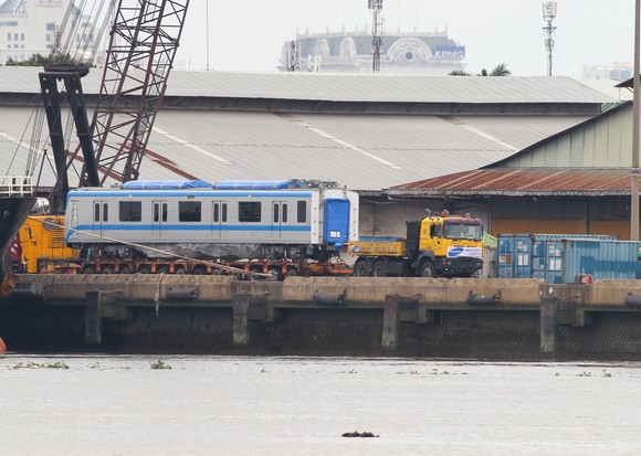 Các toa đầu tiên của metro số 1 (Bến Thành- Suối Tiên) cập cảng Khánh Hội ảnh 8