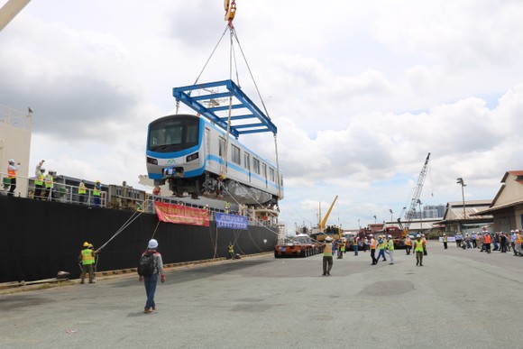 Các toa đầu tiên của metro số 1 (Bến Thành- Suối Tiên) cập cảng Khánh Hội ảnh 2