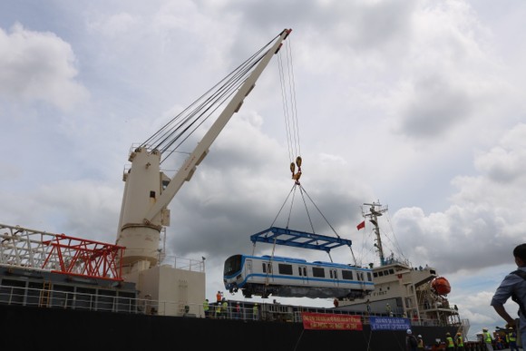 Các toa đầu tiên của metro số 1 (Bến Thành- Suối Tiên) cập cảng Khánh Hội ảnh 1