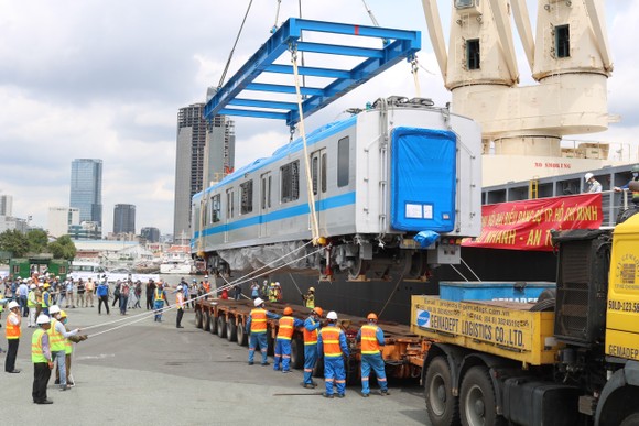 Các toa đầu tiên của metro số 1 (Bến Thành- Suối Tiên) cập cảng Khánh Hội ảnh 6