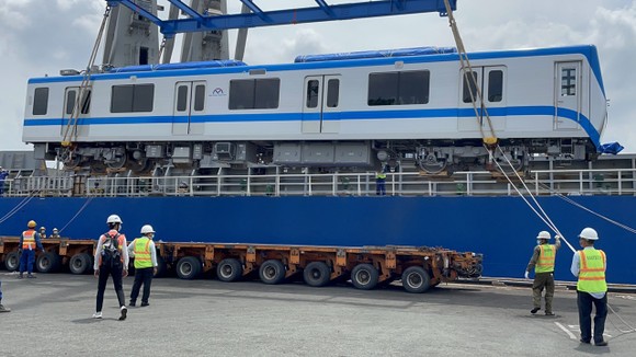 Hai đoàn tàu số 6, 7 của tuyến metro số 1 đã cập cảng Khánh Hội ảnh 1