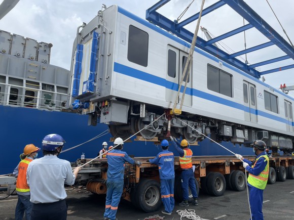 Hai đoàn tàu số 6, 7 của tuyến metro số 1 đã cập cảng Khánh Hội ảnh 2