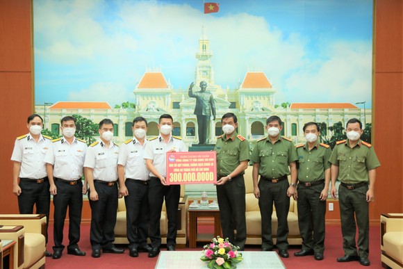 Tổng Công ty Tân cảng Sài Gòn hỗ trợ Công an TPHCM kinh phí phòng, chống Covid-19 ảnh 1
