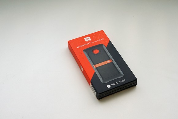 Thú vị với MotoZ2 Play cùng phụ kiện âm thanh Moto Mods ảnh 1