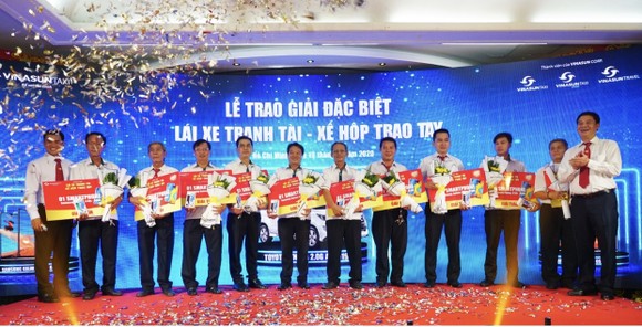 Vinasun Taxi trao thưởng xe Toyota Innova 2.0G AT 2019 cho lái xe ảnh 3