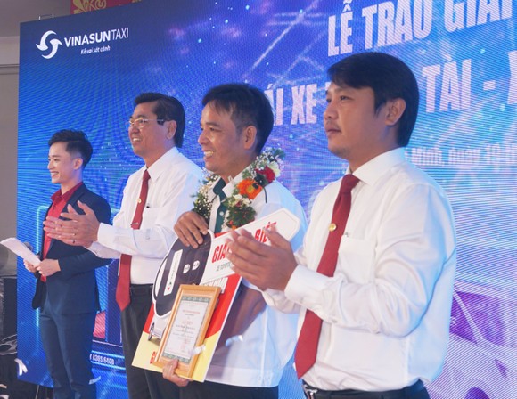 Vinasun Taxi trao thưởng xe Toyota Innova 2.0G AT 2019 cho lái xe ảnh 1