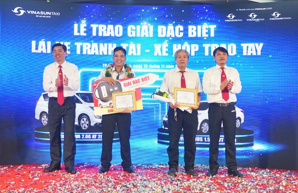 Vinasun Taxi trao thưởng xe Toyota Innova 2.0G AT 2019 cho lái xe ảnh 2