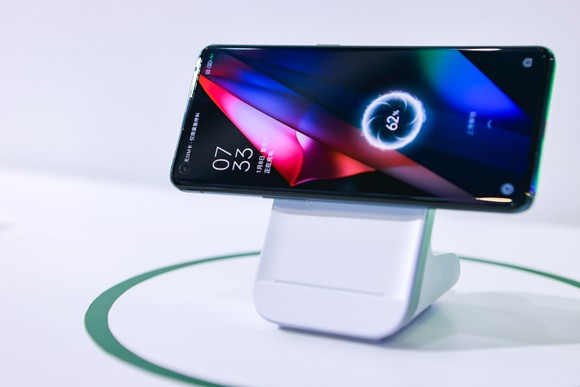 OPPO trình làng sạc nhanh không dây MagVOOC mới và công nghệ kết nối trong xe hơi ảnh 1