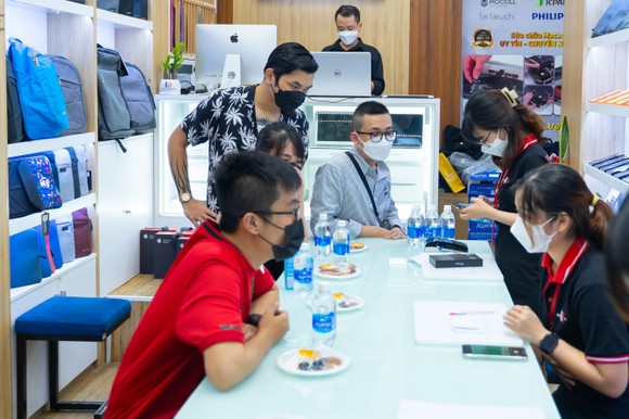0 giờ ngày 22-10, các hệ thống bán lẻ iPhone chính hãng mở bán iPhone 13 series VN/A ảnh 1