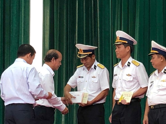 Thăm chúc Tết cán bộ, chiến sĩ và nhân dân vùng biển đảo Tây Nam ảnh 1