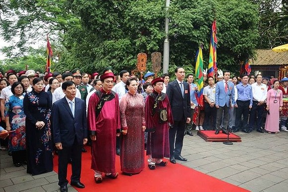 Dâng hương tưởng niệm các vua Hùng ảnh 1