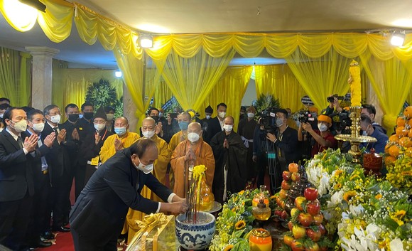Nhiều đoàn lãnh đạo cùng đông đảo Phật tử đã tới viếng Đại lão Hòa thượng Thích Phổ Tuệ ảnh 1